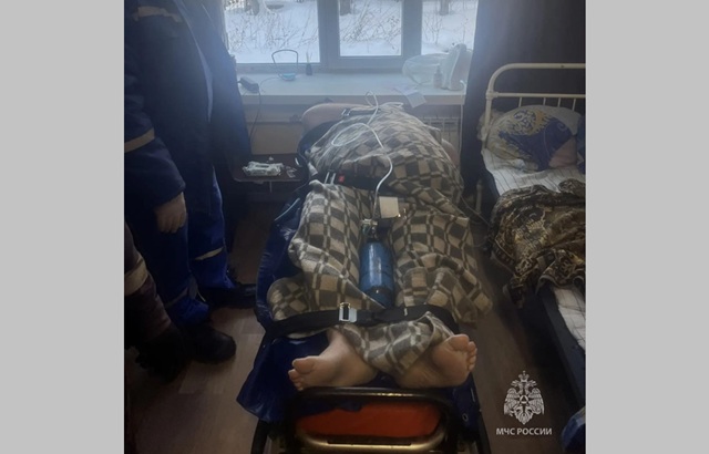 В Казани спасатели пришли на помощь медикам в транспортировке пациента весом 250 кг