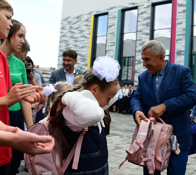 Рөстәм Миңнеханов Кукмарада урта мәктәптә башлангыч сыйныфлар өчен яңа уку корпусы ачуда катнашты