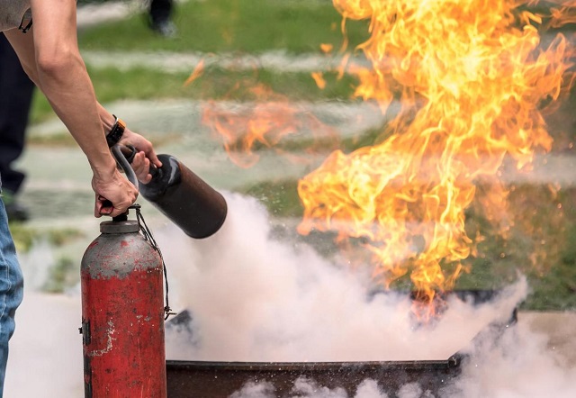 Жителям Татарстана объяснили, как использовать огнетушитель