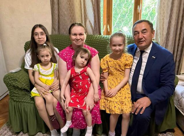 Депутат Госдумы встретился с многодетными семьями и семьями бойцов СВО в Казани