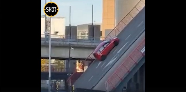 В Бельгии разводной мост опрокинул машину с семьей внутри – видео