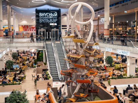 Из-за короткого замыкания из ТРЦ "Мега-Казань" эвакуировали 1200 человек посетителей и персонала