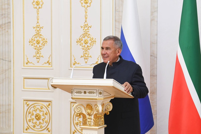 Рустам Минниханов поздравил жителей Татарстана с Днем народного единства