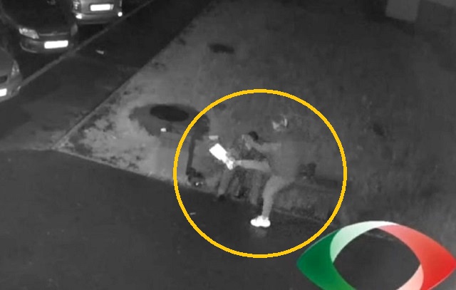 Девушка из Татарстана выбила ногой у парня телефон, чтобы привлечь внимание – видео