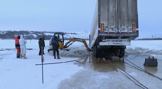 На Каме вытащили провалившуюся фуру, успевшую за три дня стать достопримечательностью
