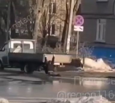 В Казани человек-липучка зацепился за движущуюся «Газель»