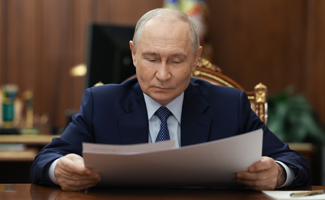 Путин ввел безвизовый режим для граждан Вьетнама до октября 2027 года