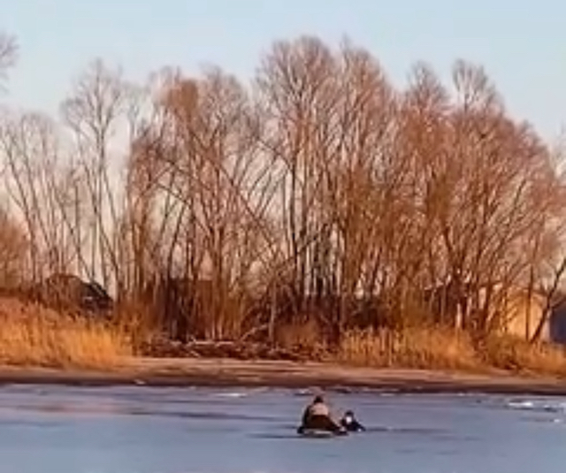 Спасение тонущего на льду ребенка попало на видео в Татарстане