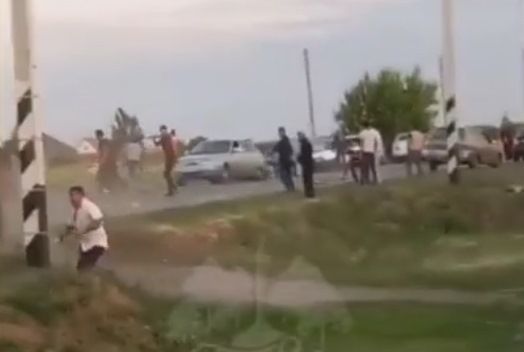 Видео: гости цыганской свадьбы пытались задавить друг друга машинами 