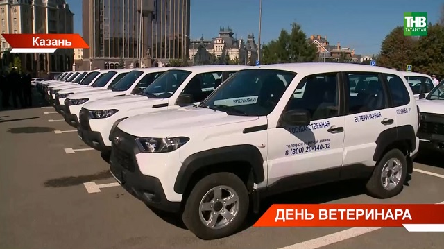 Минниханов вручил ветеринарным работникам ключи от 30 новых автомобилей