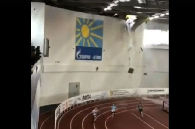 Рухнувшая крыша спорткомплекса едва не похоронила под собой юных спортсменов – видео