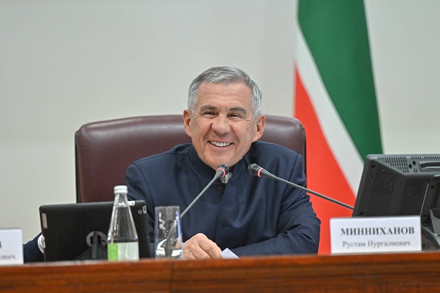 Минниханов поздравил татарстанцев с Днем Конституции России