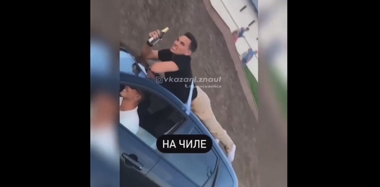 Казанцы сняли на видео примотанного скотчем к крыше легковушки парня