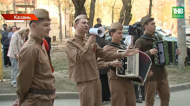 Под окнами блокадников и узников концлагерей: в Казани проходят «Парады у дома ветеранов»