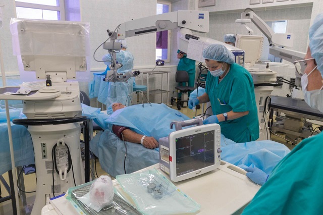 Впервые в Татарстане врачи провели операцию по частичной замене роговицы