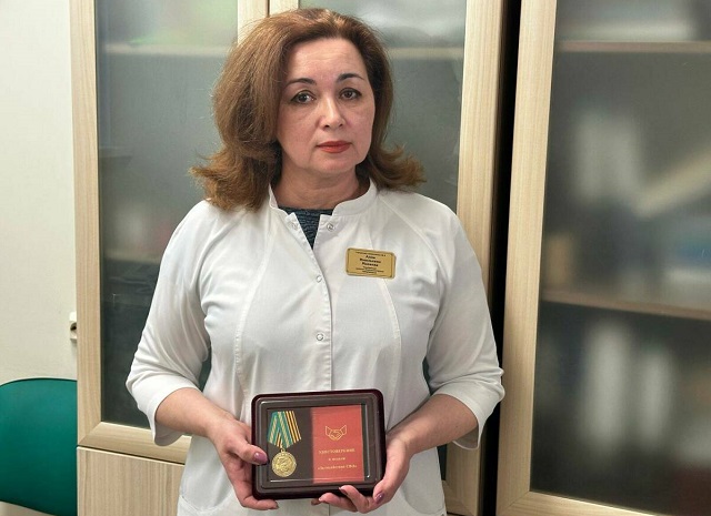 Сотрудницу поликлиники Набережных Челнов наградили медалью «За содействие СВО»