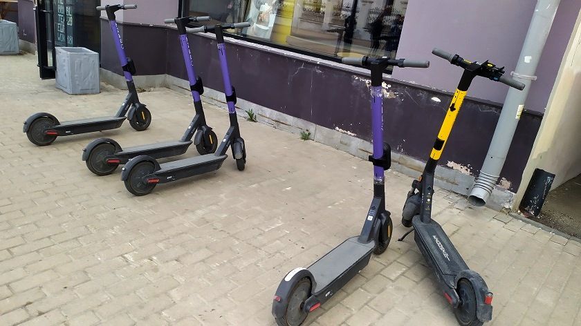 Власти Казани утвердили парковочные места для электросамокатов