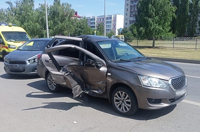 Пассажирка автобуса в Набережных Челнах получила травмы в столкновении с легковушкой