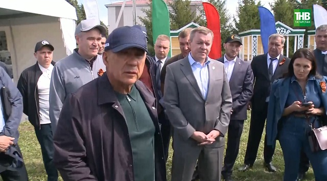 Республика Рәисе Рөстәм Миңнеханов авылда кыр эшләре белән таныша башлады