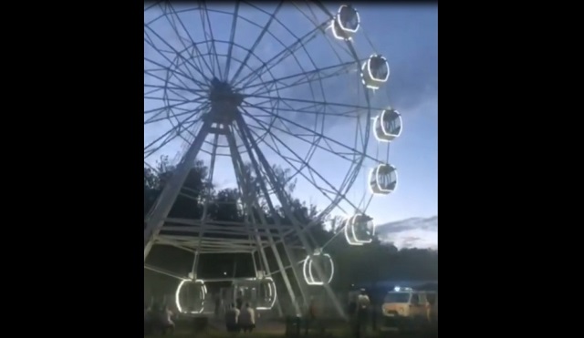 Посетители застряли на колесе обозрения в татарстанском парке - видео