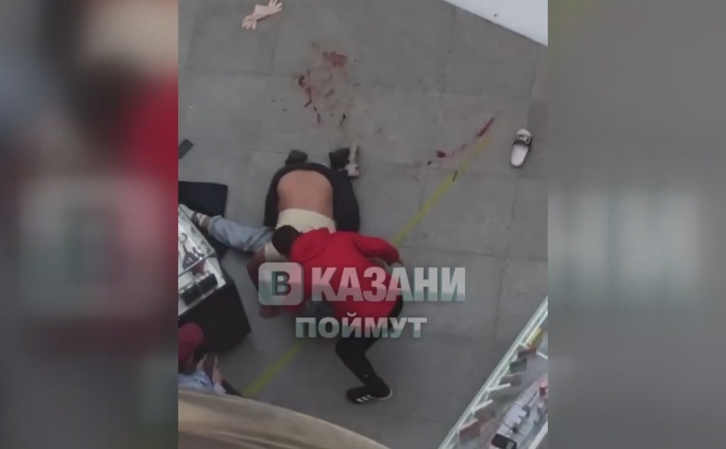 Кровавая драка посетителей торгового центра в Казани попала на видео