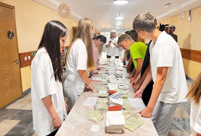 Юные патриоты Татарстана изготовили комплекты сухого душа для бойцов СВО