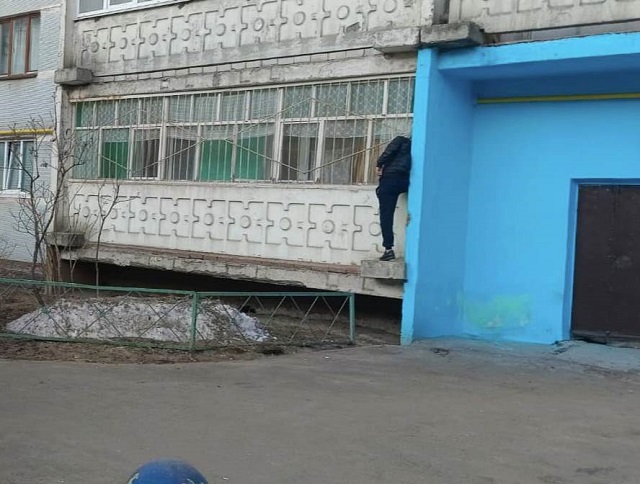 В Казани спасли мужчину, голова которого застряла в  оконной решетке балкона