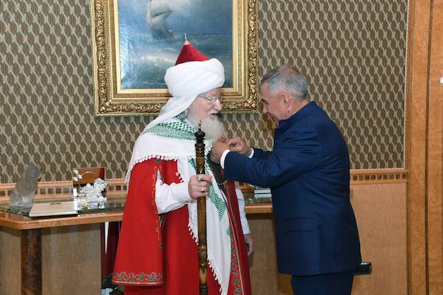 Минниханов вручил медаль муфтию Талгату Таджуддину за вклад в развитие республики