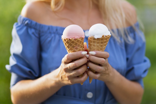 Биолог рассказал, чем опасно употребление мороженого в жару