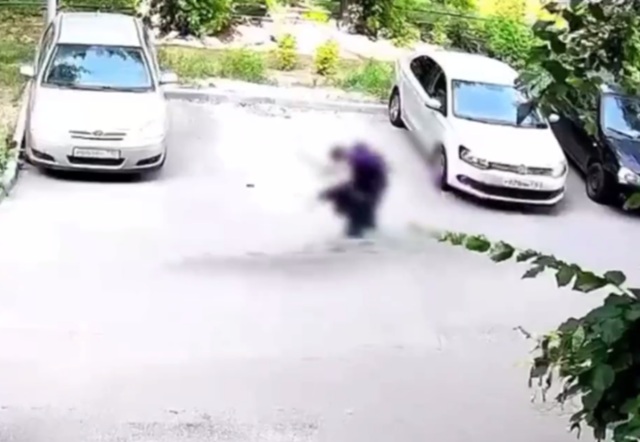 Полиция проверяет видео жестокого избиения отцом ребёнка в Казани