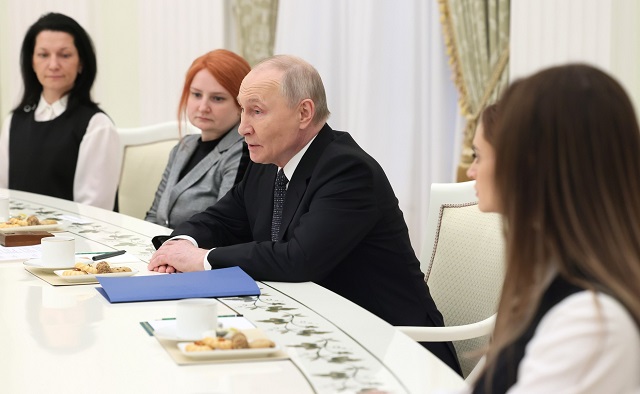 «Родина всегда будет рядом»: Путин обратился к семьям погибших героев-защитников