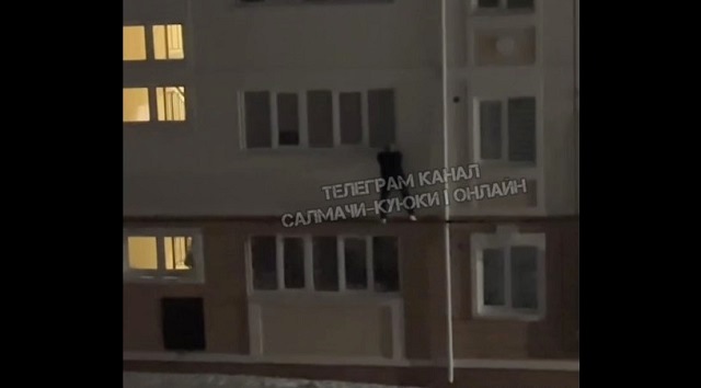 Человек-паук: зависшего на стене ЖК мужчину сняли на видео под Казанью
