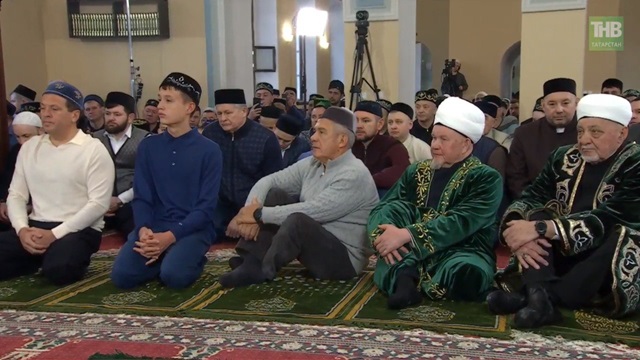 Минниханов, Метшин и бойцы СВО приняли участие в праздничном намазе в Галеевской мечети