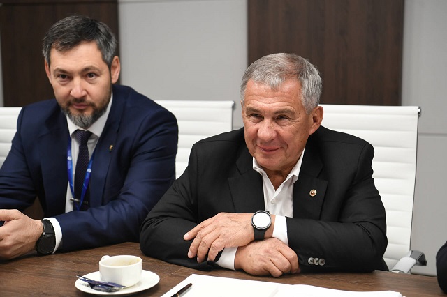 Минниханов подписал договор между заводом им. Горького и Крыловским научным центром