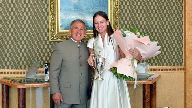 Татарстан Рәисе Казан теннисчысы Вероника Кудермәтова белән очрашты