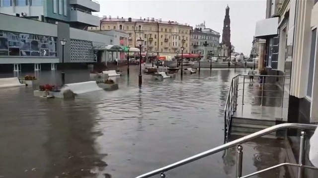 В Казани молния ударила в дерево на Космонавтов, Петербургская плывет – видео