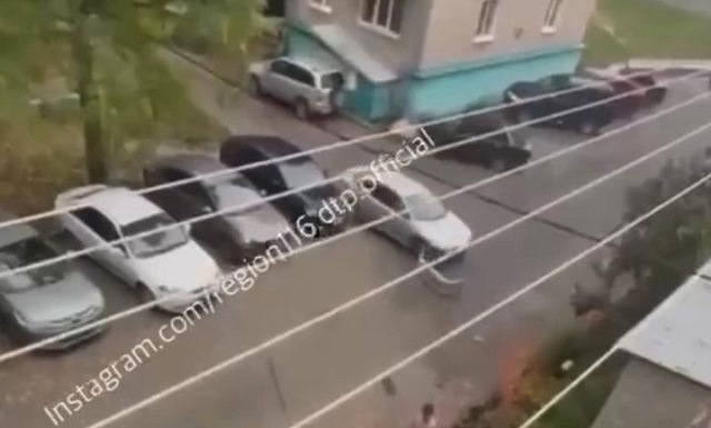 В Казани пьяный автомобилист разгромил несколько машин - видео