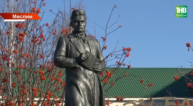 Мөслимдә Тукай исемендәге скверда аңа һәйкәл ачтылар