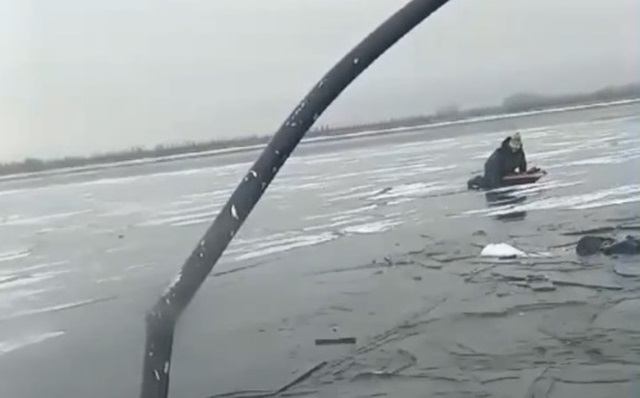 Спасение шестерых рыбаков на отколовшейся льдине попало на видео на Каме в Татарстане
