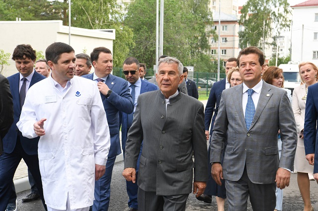 Раис Татарстана посетил новую детскую поликлинику в казанском поселке Дербышки