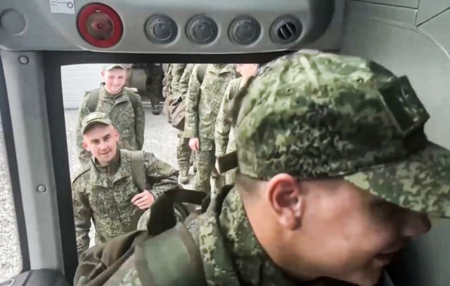 Вернувшиеся из плена российские бойцы СВО поблагодарили Минобороны и власти РФ за организацию обмена