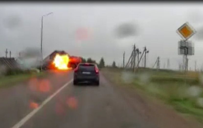 В Татарстане очевидцы сняли на видео взрыв бензовоза в момент ДТП