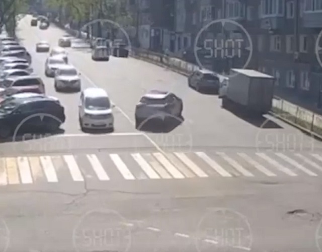 Неправильно припаркованный Lexus сбил двух человек во Владивостоке – видео