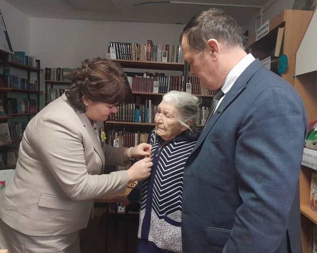 Труженице тыла из села Маматкозино вручили юбилейную медаль по случаю 80-летия Победы