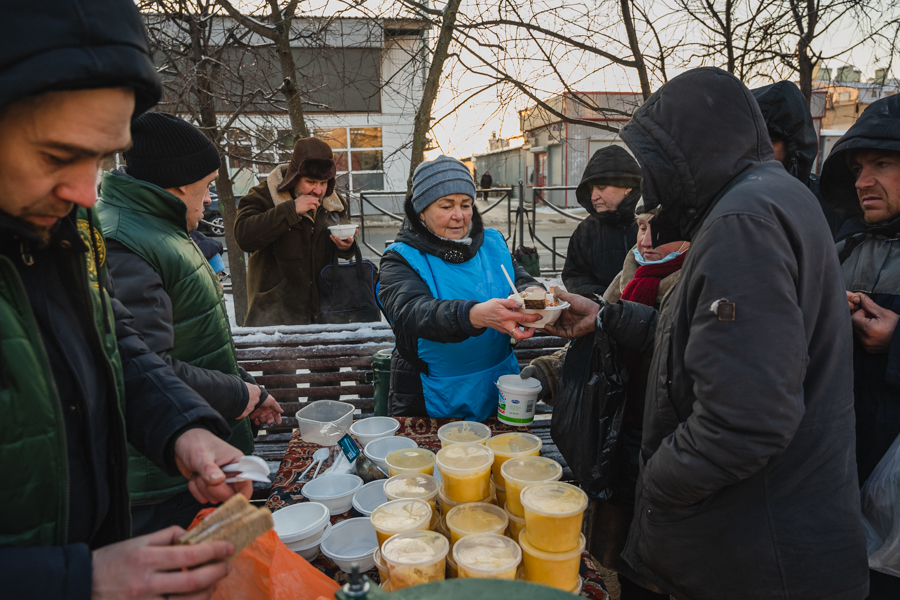 Казанда мохтаҗларга бушлай кайнар аш һәм  җылы кием таратылган