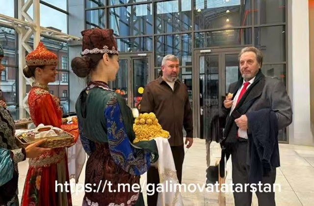 Отца Илона Маска встретили в Казани чак-чаком: подробности его визита