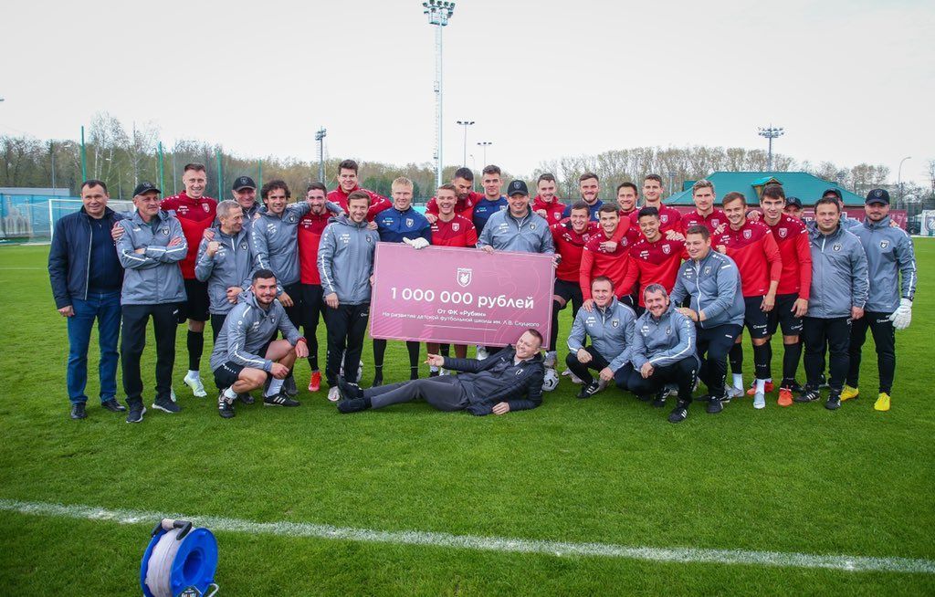 Фото: «Рубин» подарил Леониду Слуцкому 1 млн рублей на юбилей