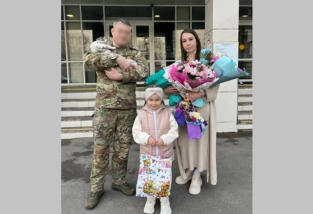 Татарстан хәрбие хатынын һәм улын бала тудыру йортыннан каршы алырга кайткан