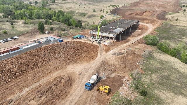 На шести мостовых сооружениях обхода Набережных Челнов установили монолитную плиту