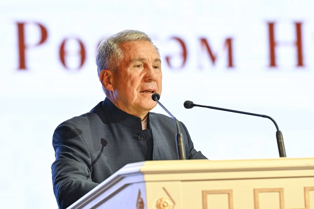 Минниханов: если в семье не будем говорить на татарском, язык исчезнет